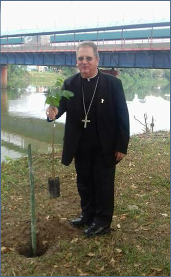 Bishop Fernando Rifan 01
