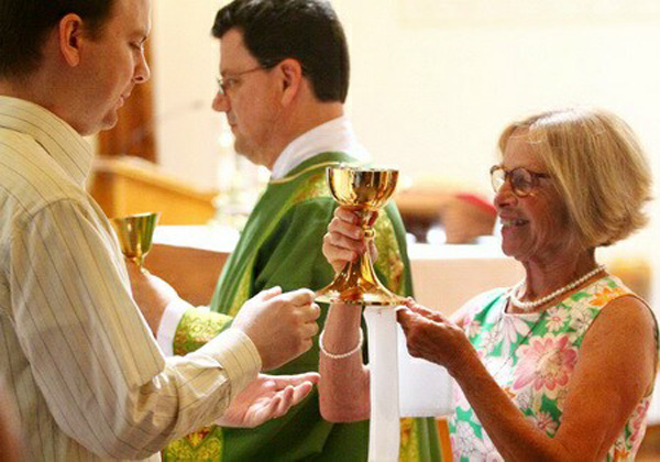 Female Eucharist ministers 01