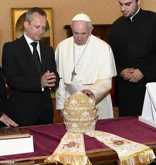 Francis receives tiara 1