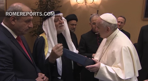 Pope receives Koran 1