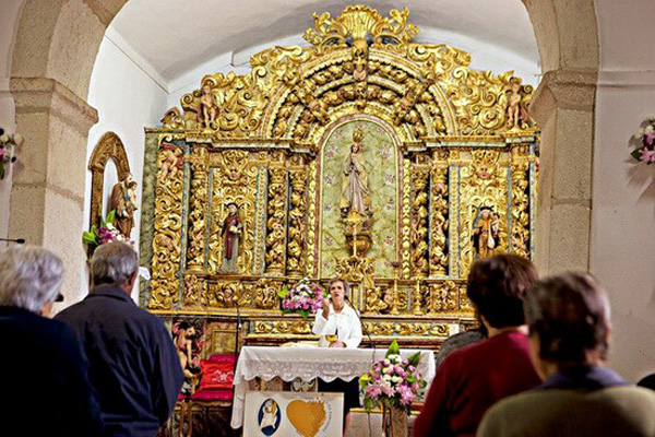 Women say mass in Portugal -1