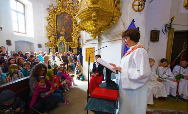 Sissy Kamptner giving a sermon at an Austrian Church