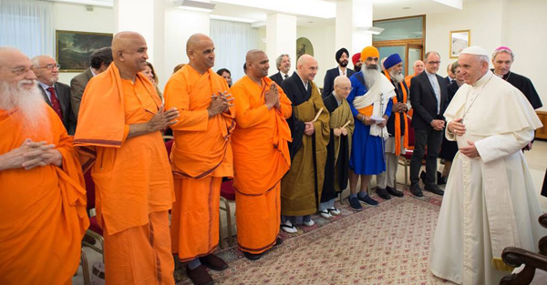 Pope Franis in front of Buddhists and Sikhs