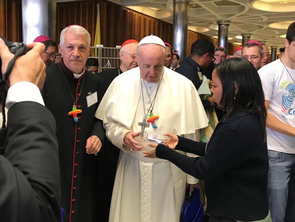 Pope FRancis wears a rainbow cross 1