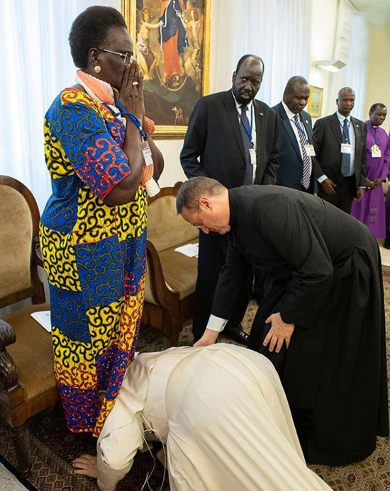 Pope Francis kisses feet of Muslim politicians