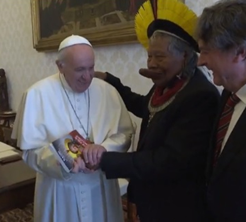 Francis meets indigenous Amazon chief 4