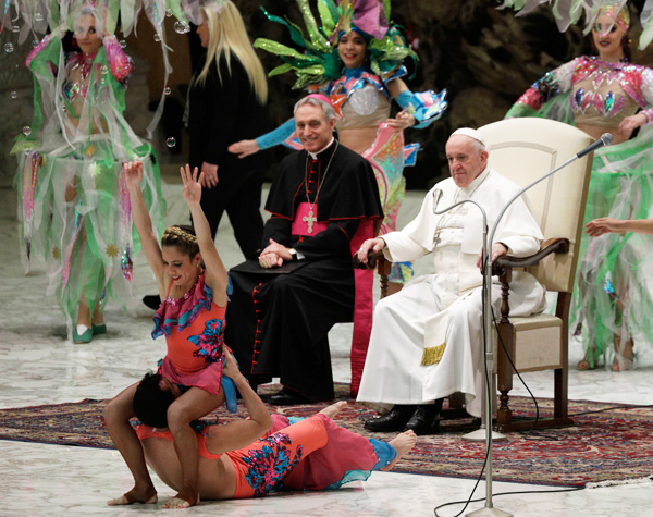 Francis receives Cuban Circus 1