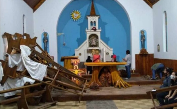 Mapuche Indians vandalize church 1