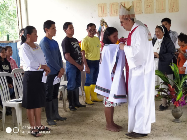 Women receive orders in Ecuador 1