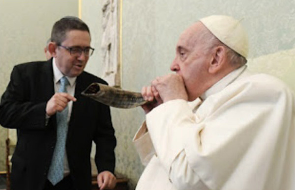 Francis blows shofar