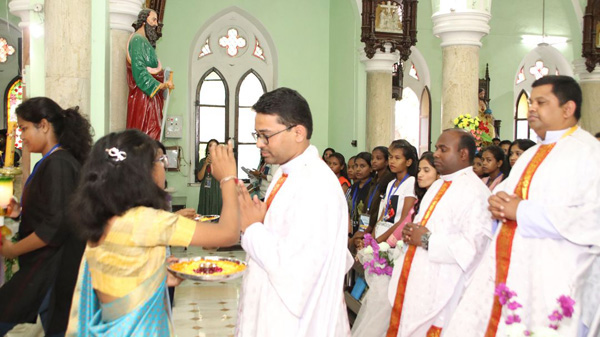 Priest receive the tilak