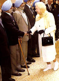 Queen Elizabeth without shoes in a Sikh temple