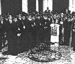 Paul VI officially giving away the Head of St. Mark the evangelist