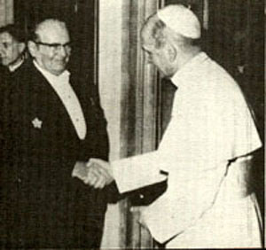 Paul VI shaking hands with Tito