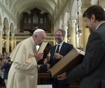 Pope Francis kisses a heretic bible