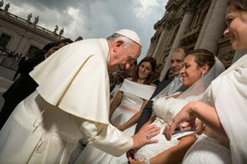 Francis blesses pregnant bride
