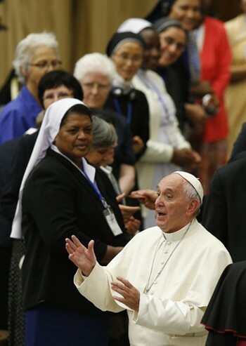 Francis arrives at the meeting of General Superiors pf women religiou