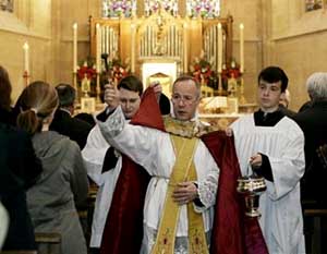 Abbe Philippe Laguerie says mass in Bordeaux