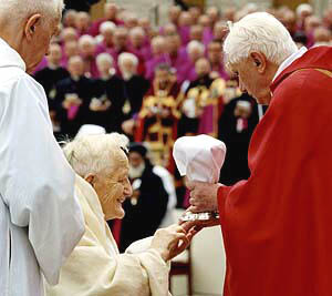 Card Ratzinger gives Communion to Schutz