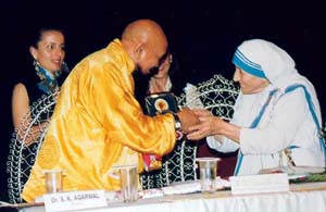 Mother Teresa awards Buddhist Lama Gangchen