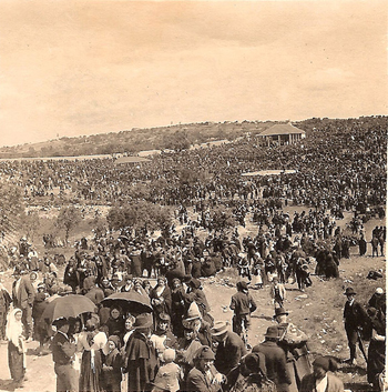 Photograph of the crowds witnessing the Miracle of the sun, 1917
