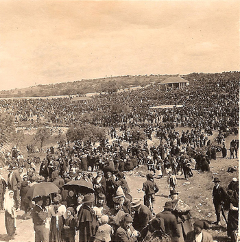 Photograph of the crowds witnessing the Miracle of the sun, 1917