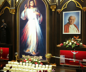 Image of John Paul II next to an image of the divine mercy