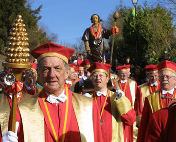 Winemakers carrying St. VIncent Statue