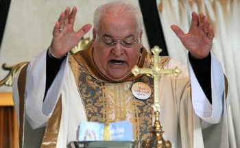 Priest saying a nOvus Ordo Mass
