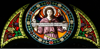 Stained glass window depicting an angel praying the sanctus