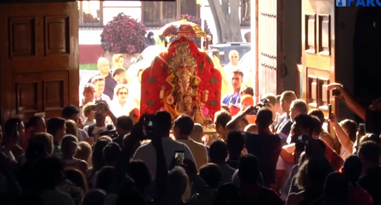 The statue of Ganesh entering the sanctuary of Santa Maria