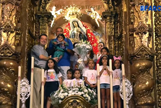 Fr. Mateo posing with Hindus in front of the statue to Our Lady