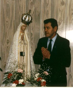 Guido Del Rose before the Pilgrim Virgin of Fatima