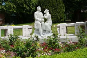 Statue Therese and Louis Martin in the garden