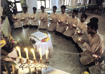 Catholis in India kneeling Hindu style