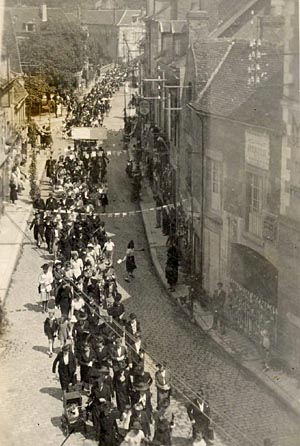 An old photograph of a street procession through Boulogne-sur-Mer