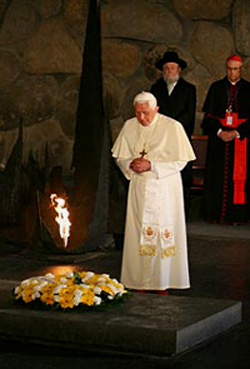 Benedict paying homage at Yad Vashem
