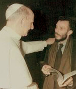 Paul VI greeting Kiko