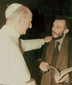 Paul VI greeting Kiko